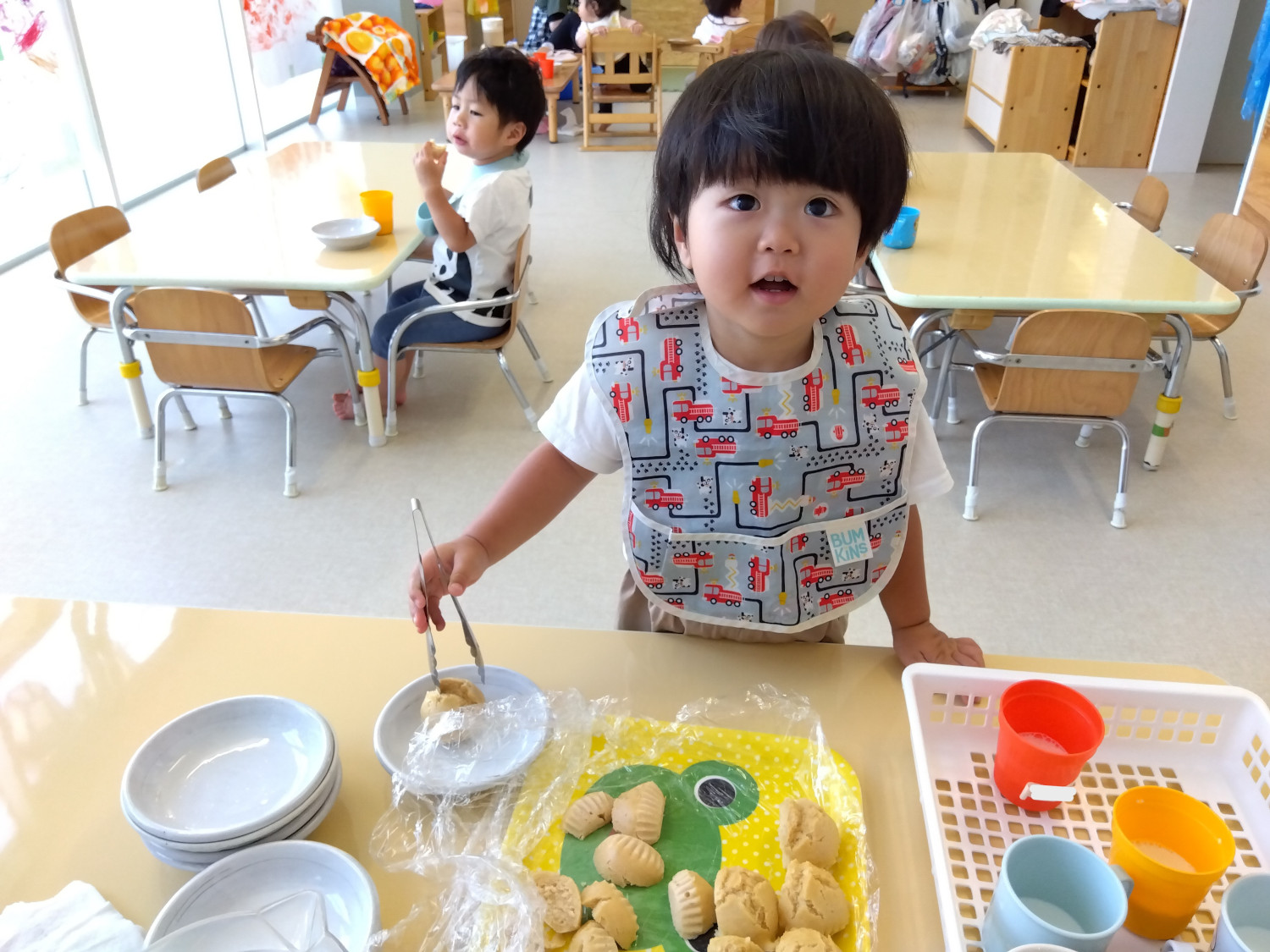 食事を自分で取り分ける子ども