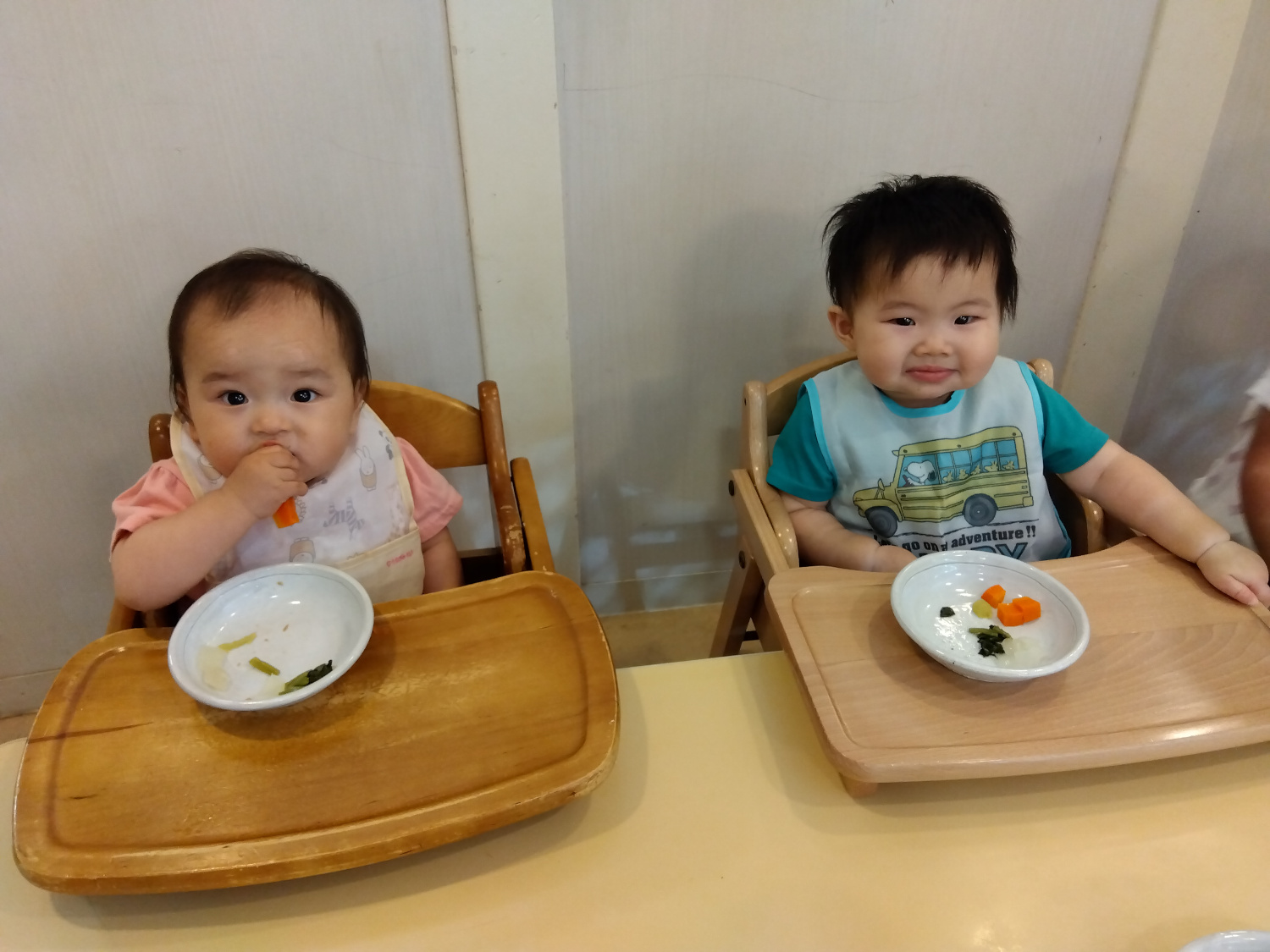 手づかみで野菜を食べる子どもたち