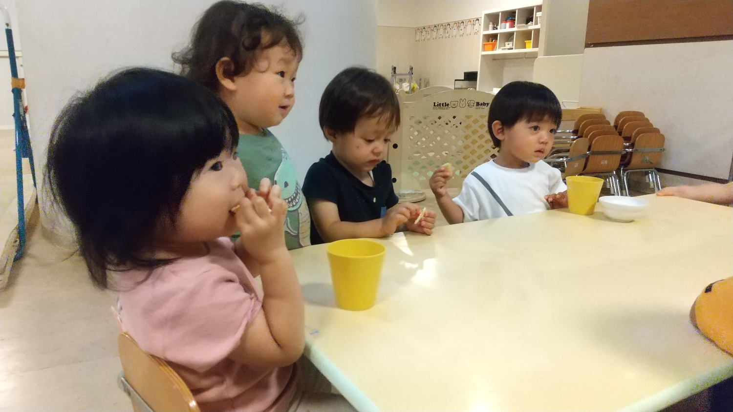 おやつを食べる子どもたち