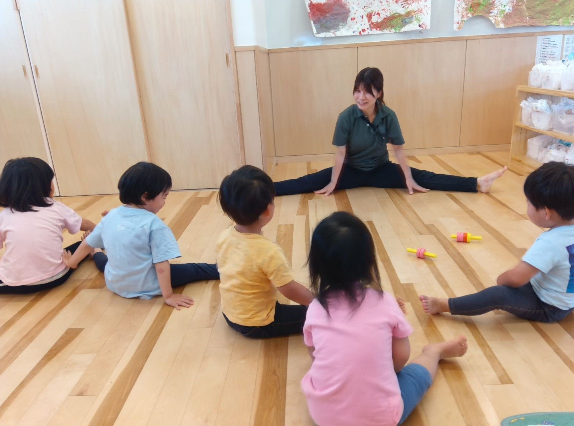 こどもたちが話を聞く様子