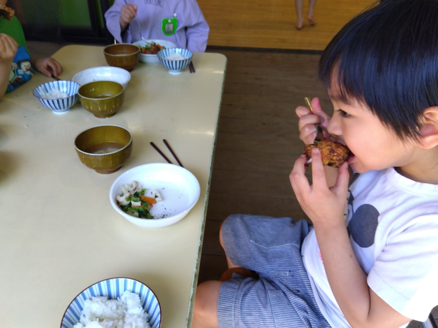 給食を食べる子ども
