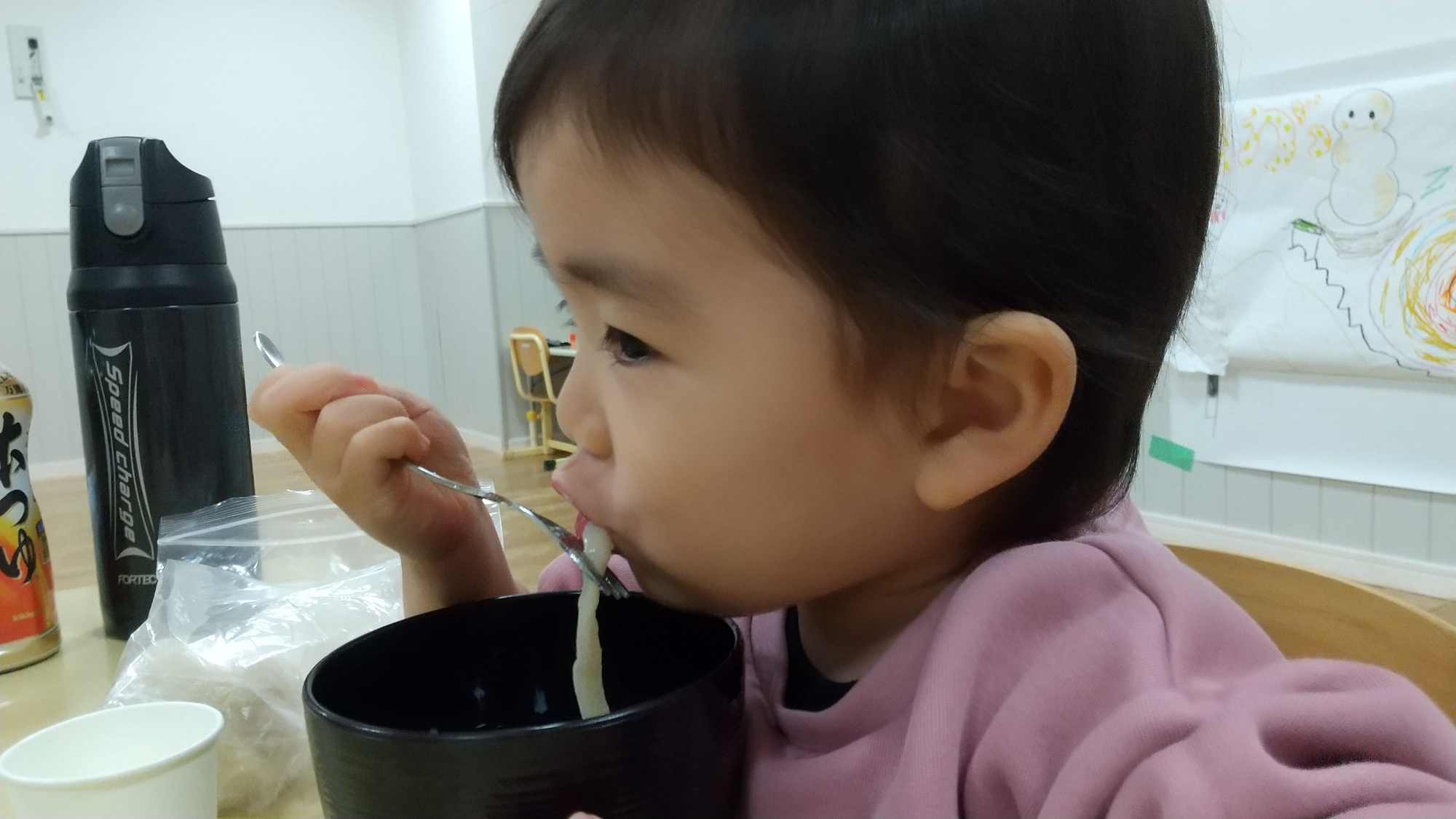 食事をとるこどもの様子