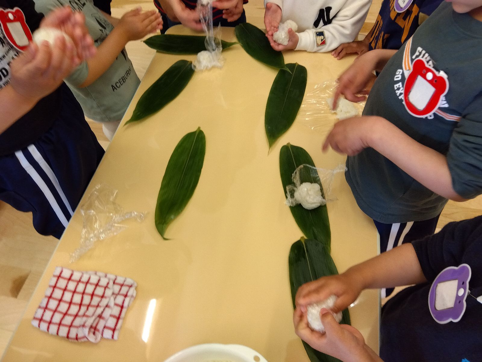ちまきを作る子どもたちの様子