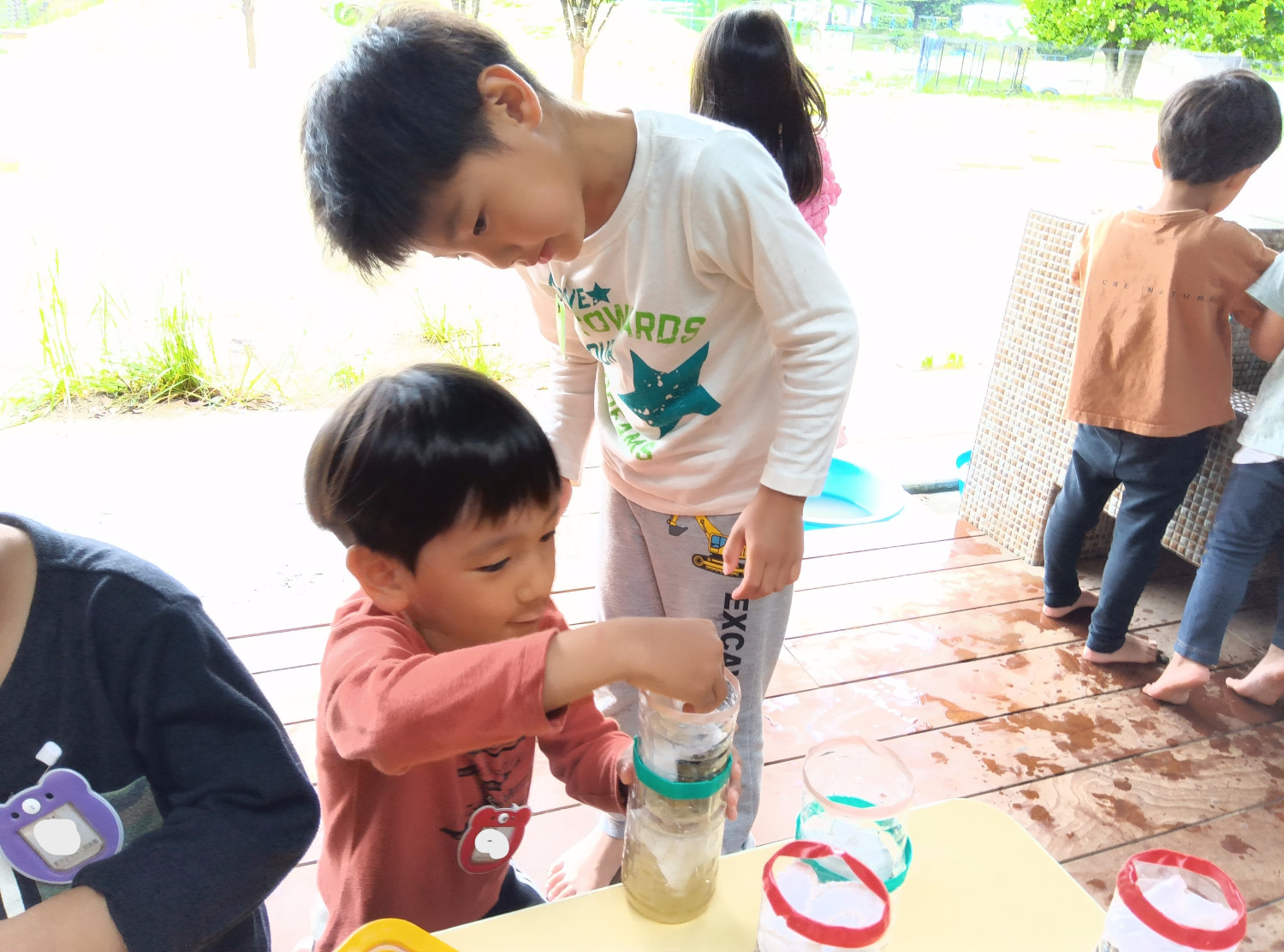 ろ過装置に入れた砂利を触る子ども