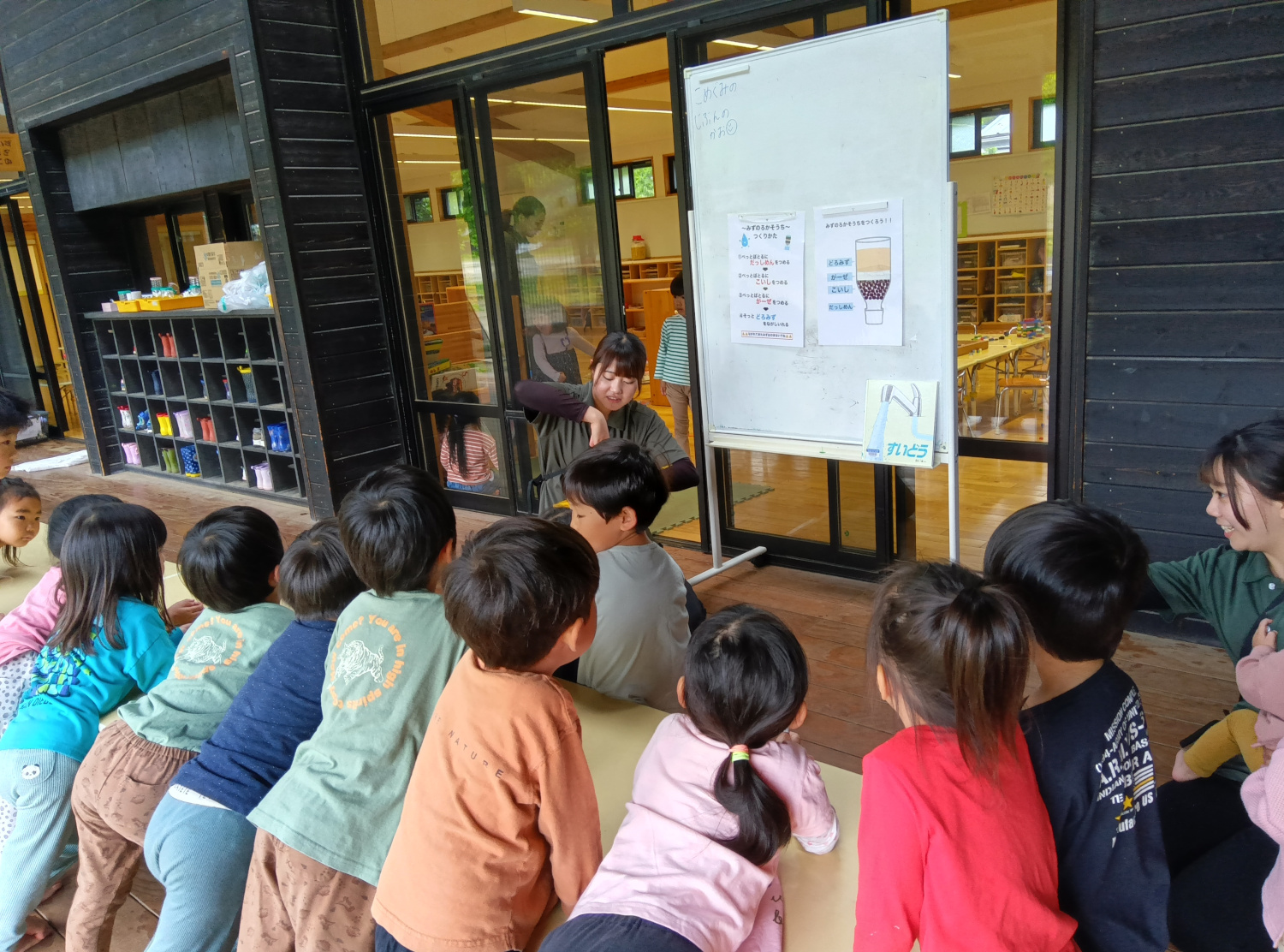 子どもたちにろ過の仕組みを説明する様子