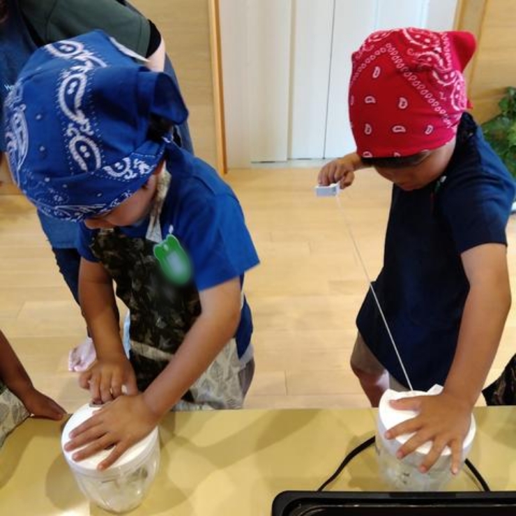 子どもたちが料理する様子1