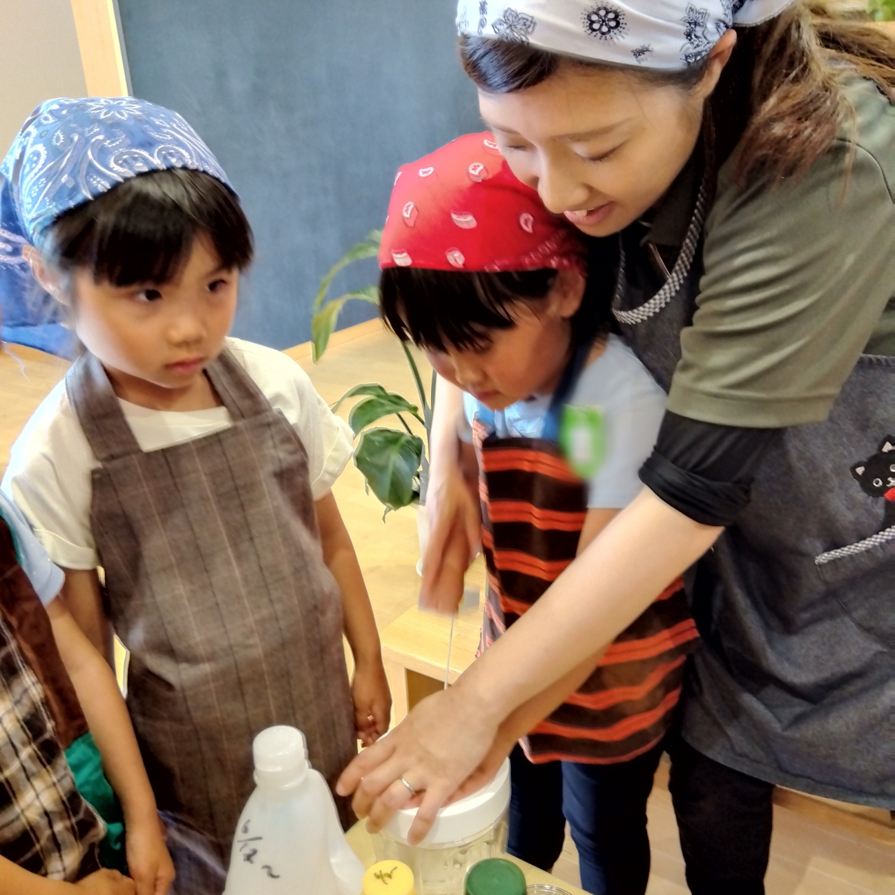 子どもたちが料理する様子2