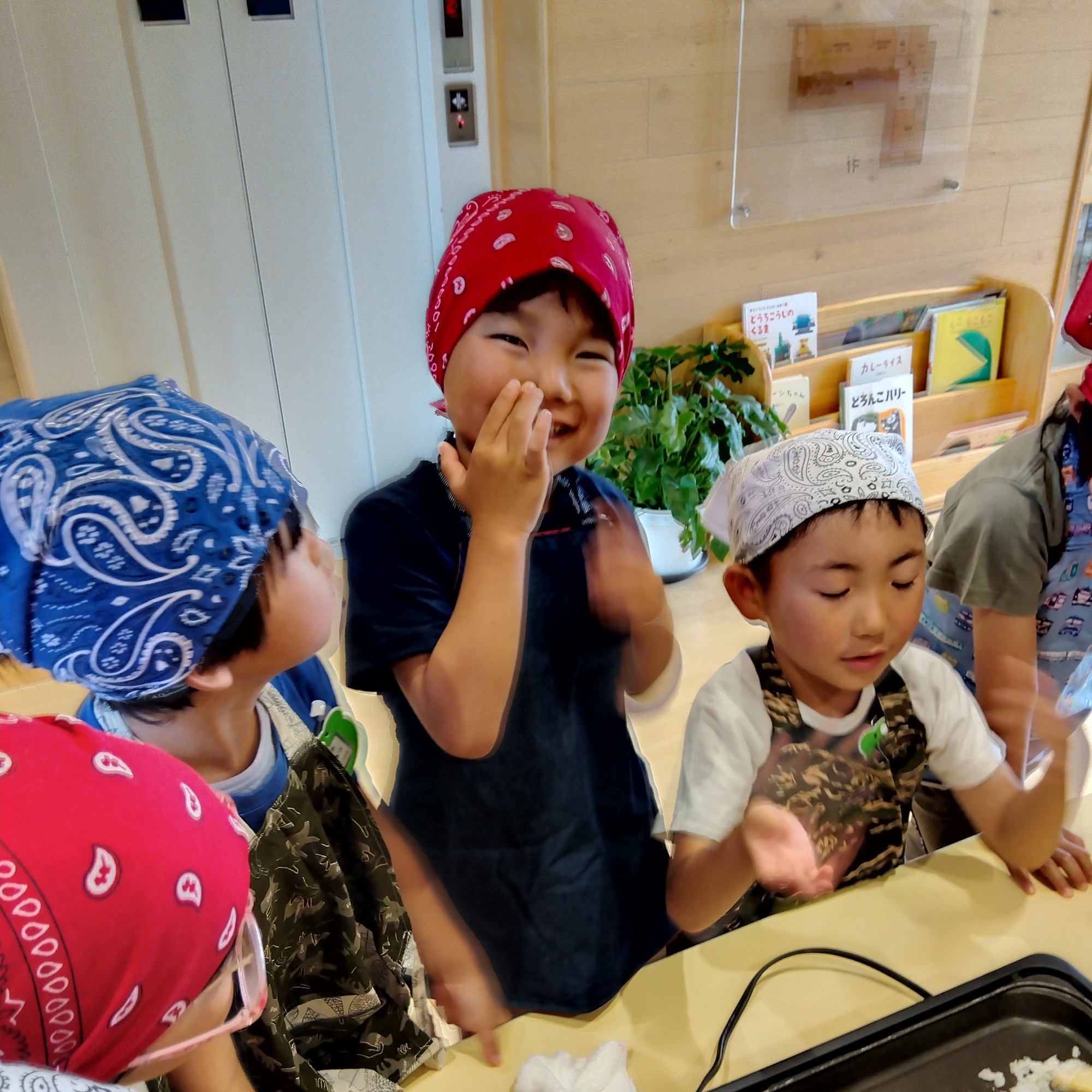 子どもたちが料理する様子3