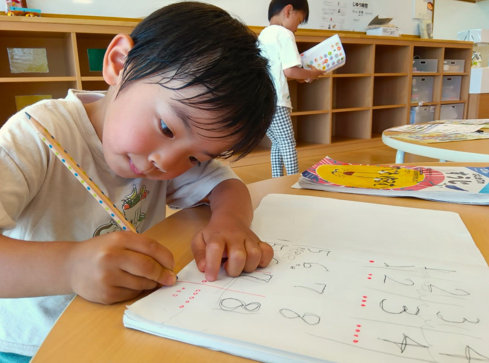 ノートに数字を書く子ども