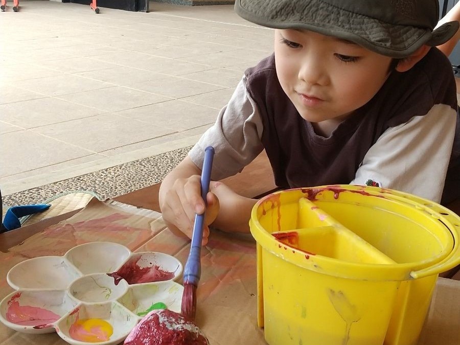 絵の具で段ボールに絵を描く子ども