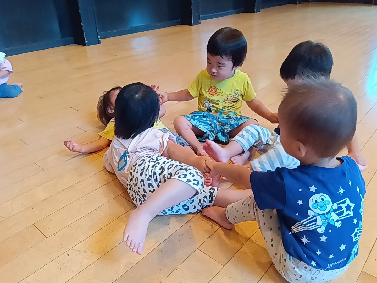 リズム体操で手をつなぐ子どもたち
