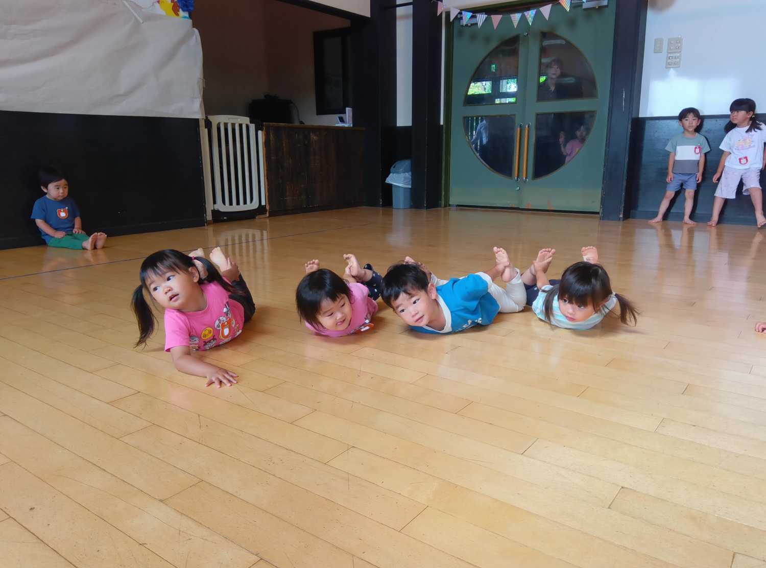 リズム体操を行う子どもたち