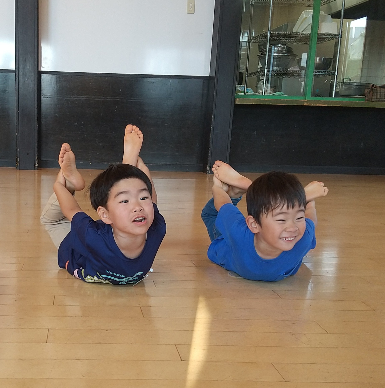 リズム体操を行う子どもたち