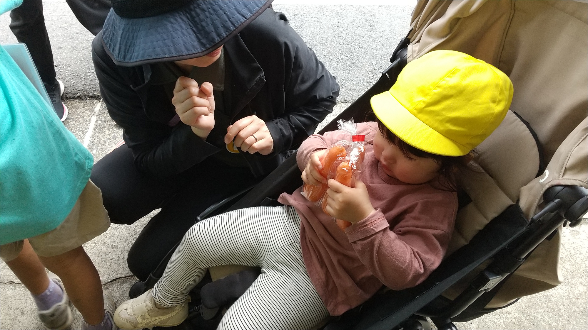 八百屋で買い物に挑戦する子どもたち