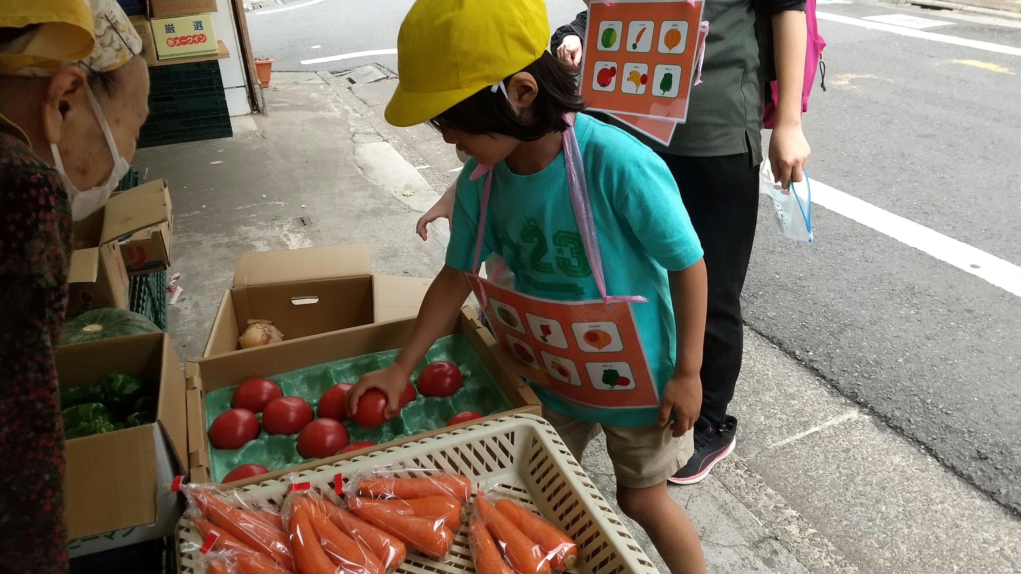 八百屋で買い物に挑戦する子どもたち