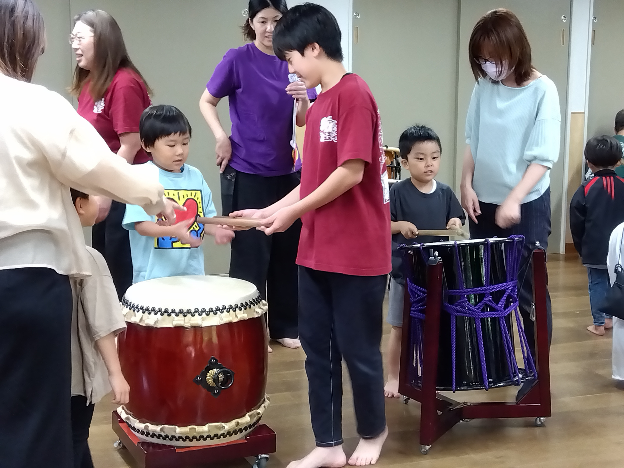 演者の方にリズムを教えてもらい、ともに演奏するこどもの姿