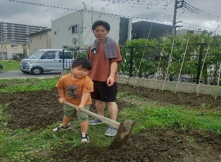 畑の土を耕す様子