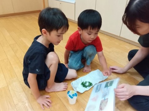 本を読む子どもたちの様子
