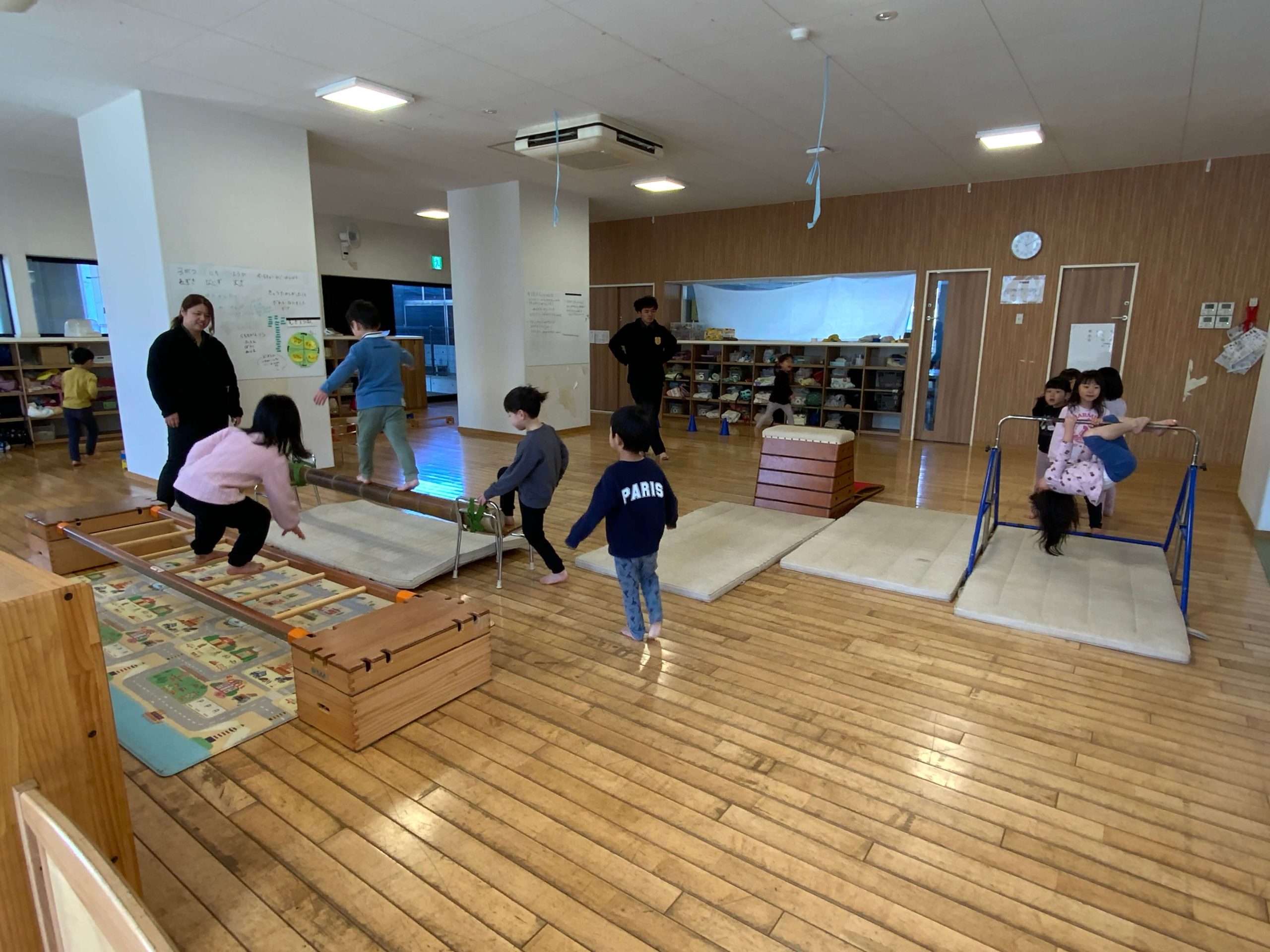 園にある遊具を工夫して運動遊びを考える