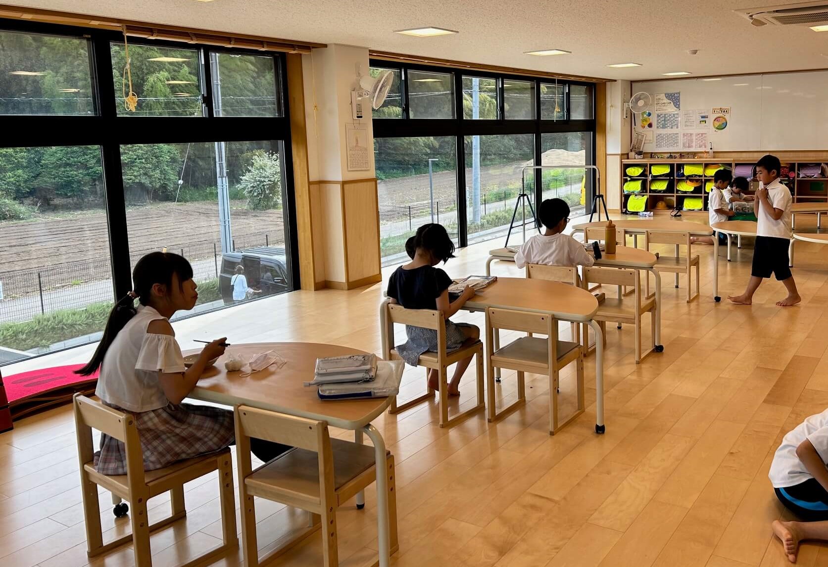 机のレイアウトは必要に応じて子どもたちが話し合って決める
