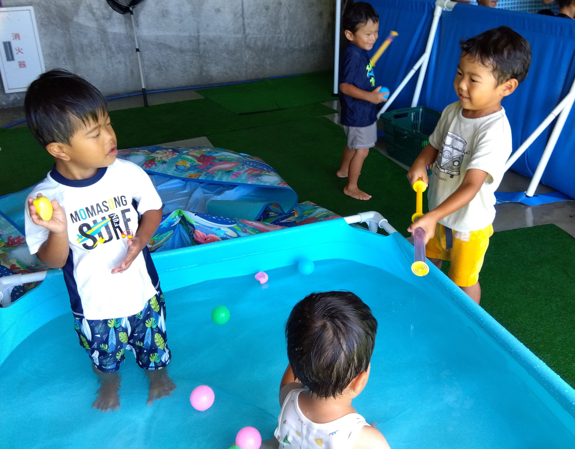 プールで遊ぶ子どもの様子1