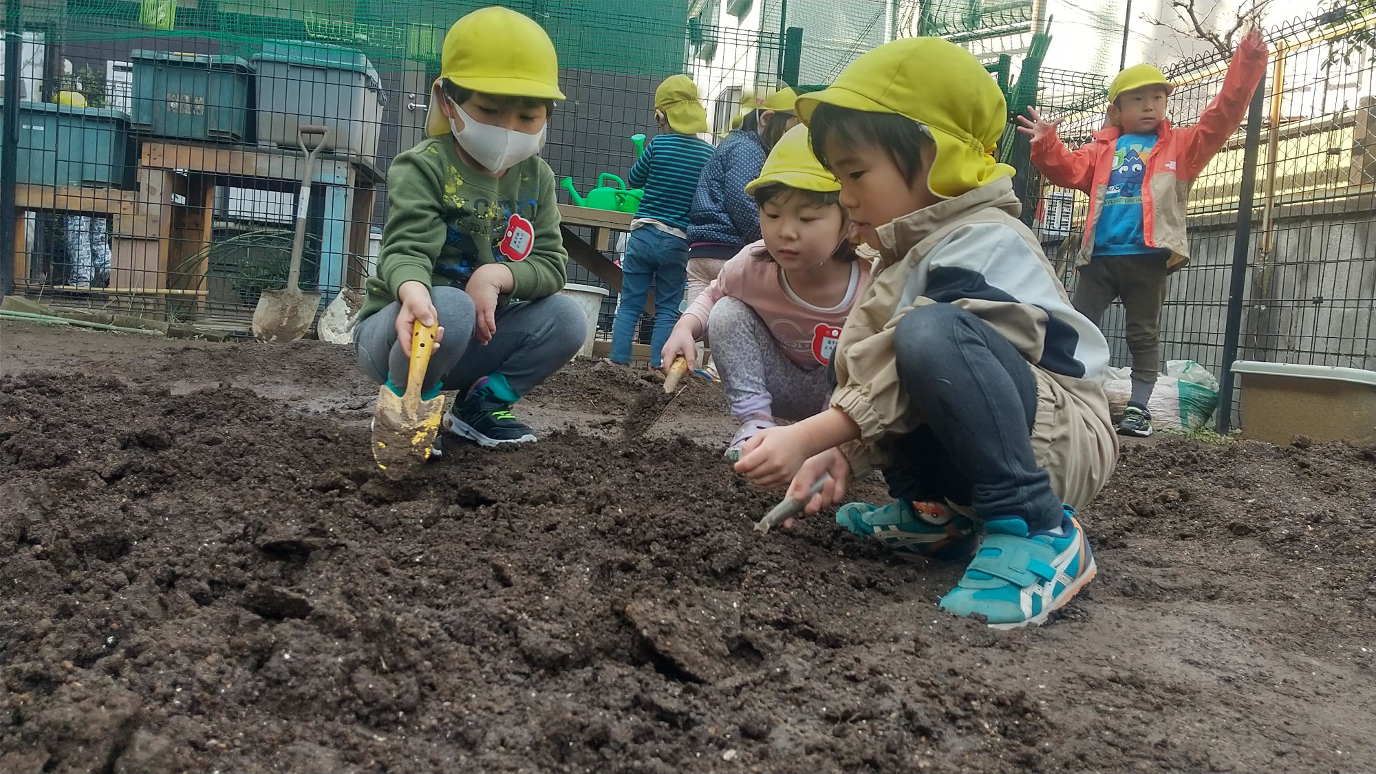 畑作業を行う子どもたちの様子1