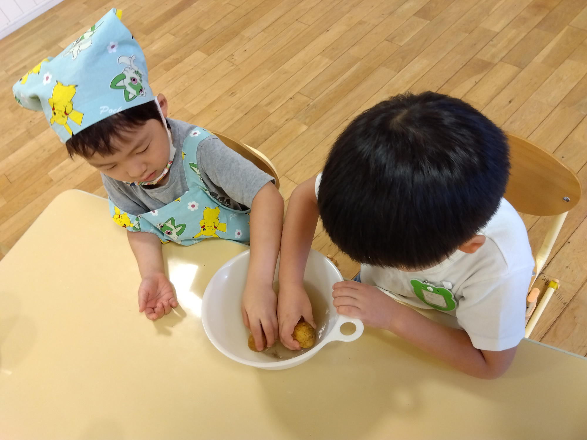 じゃがいもを洗う様子