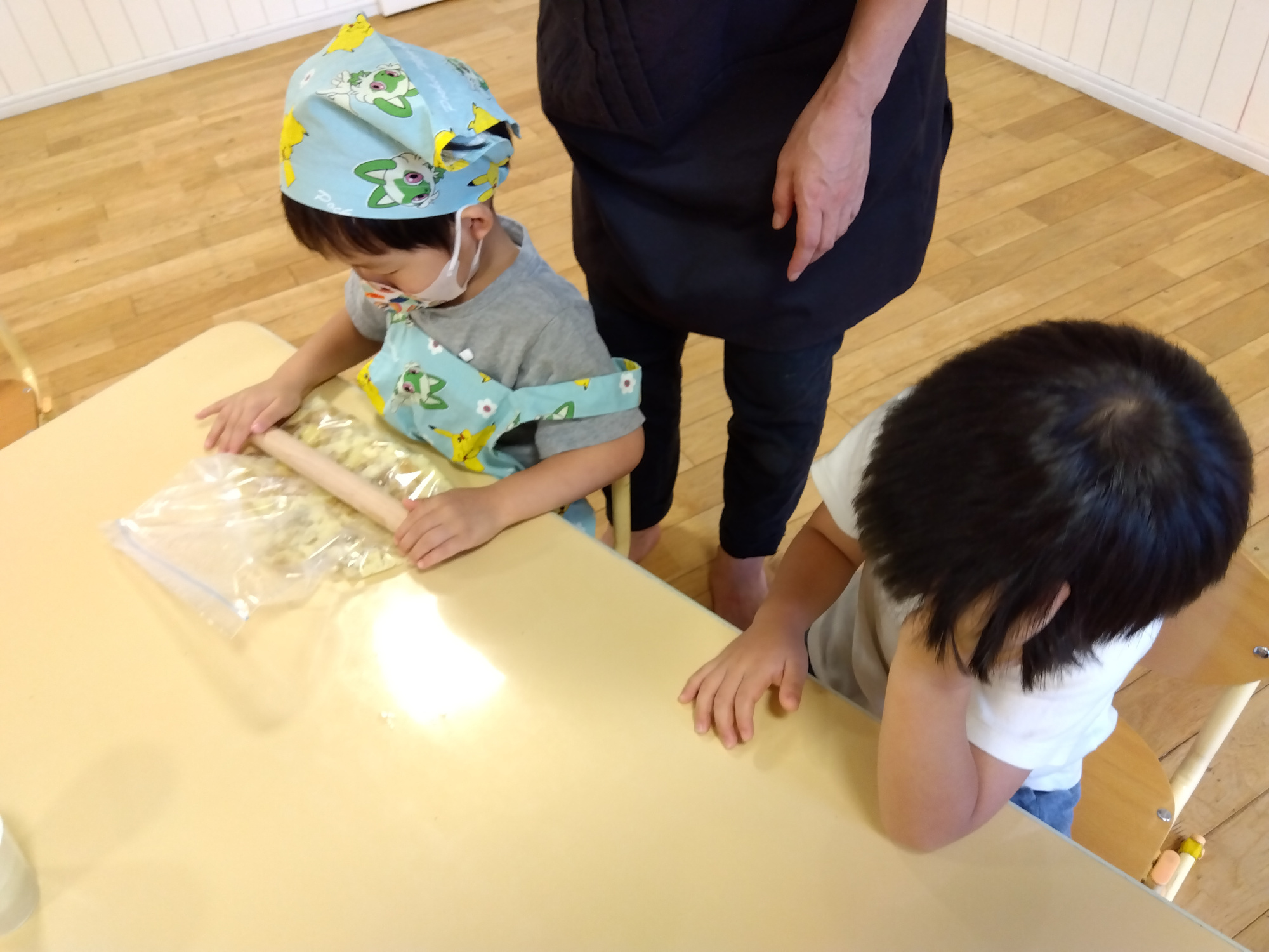 きじをこねる子どもの様子