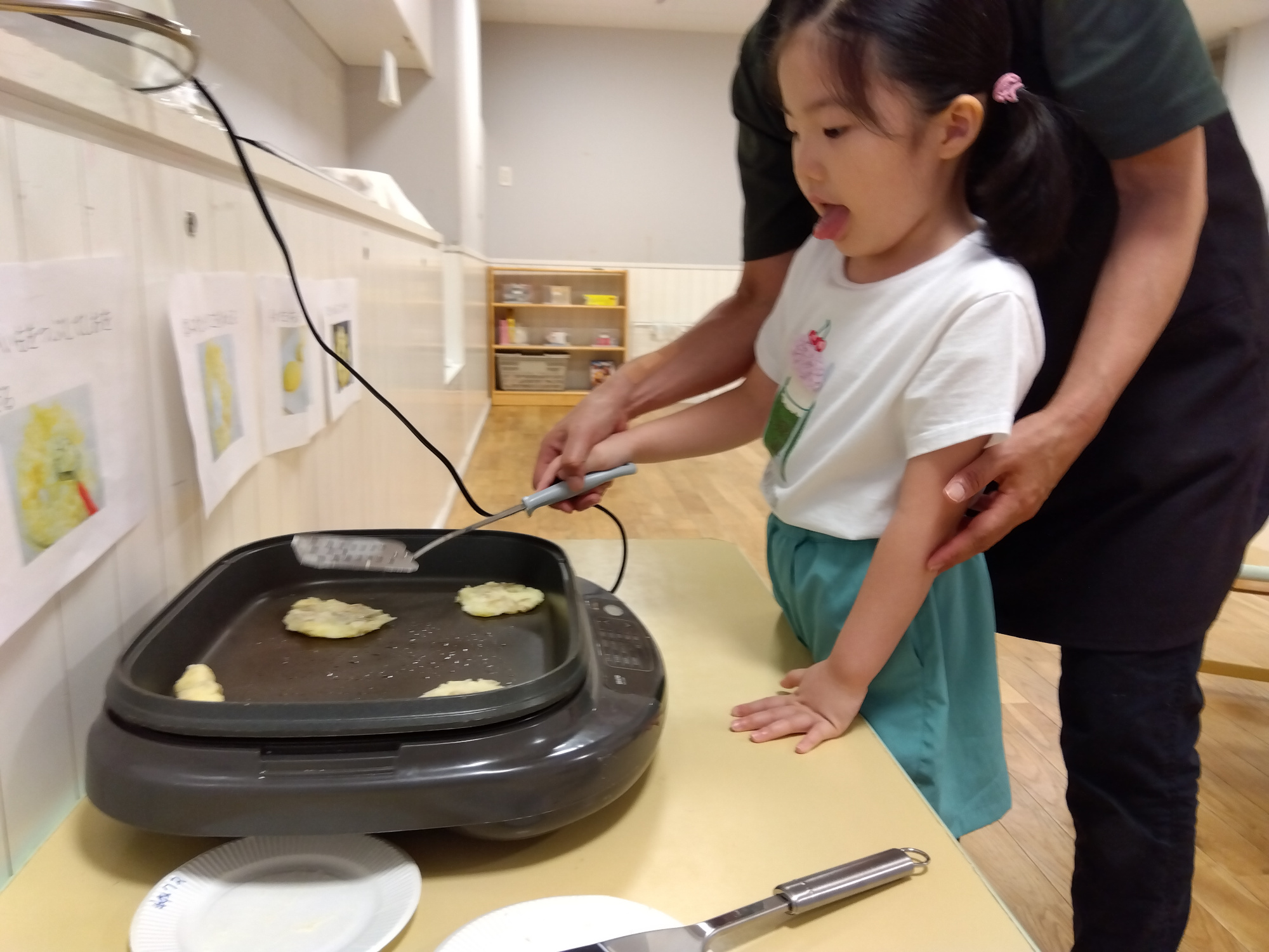 いももちを焼く子どもの様子