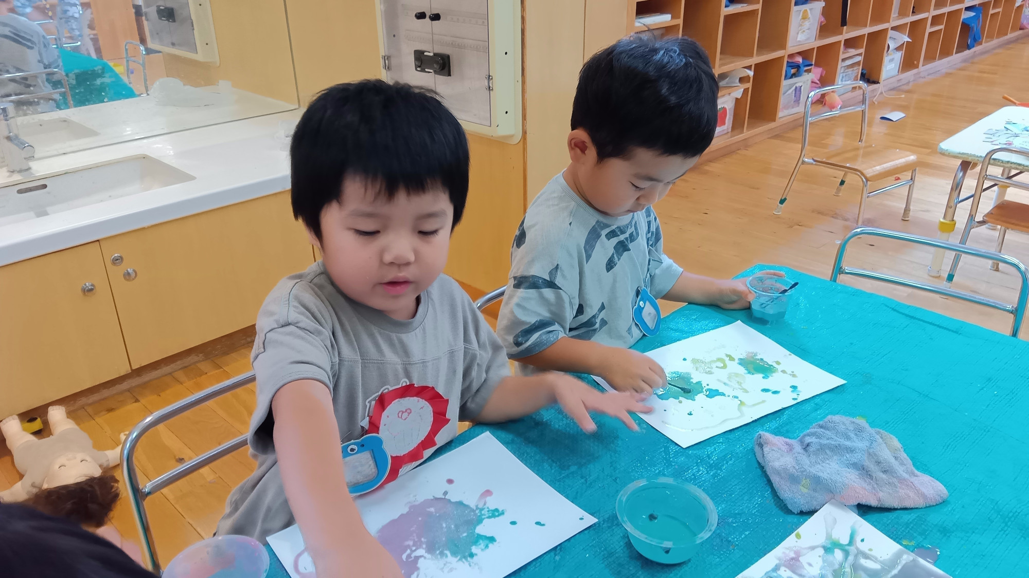 子どもたちがソルトペインティングに取り組む様子2