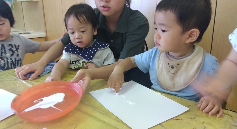 子どもたちがソルトペインティングに取り組む様子1
