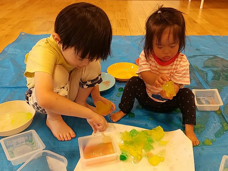 感覚遊びを楽しむこどもたちの様子1