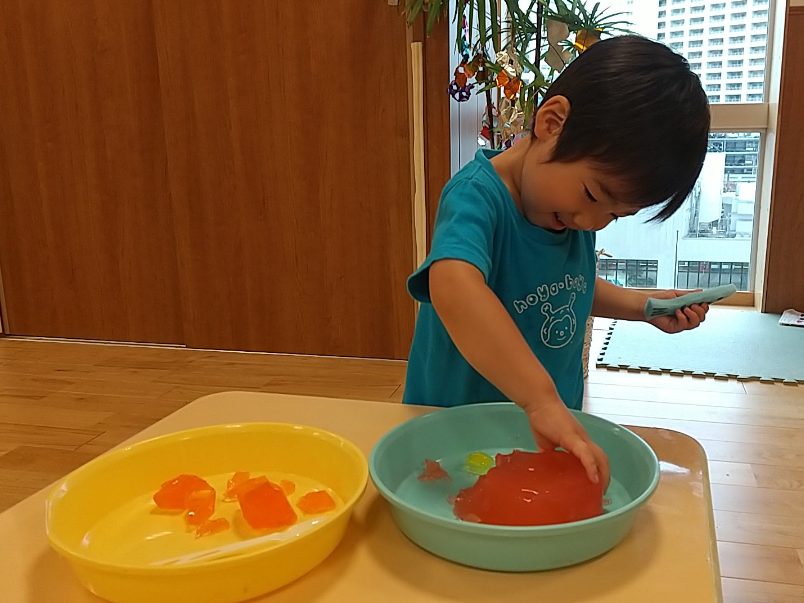 感覚遊びを楽しむこどもたちの様子2