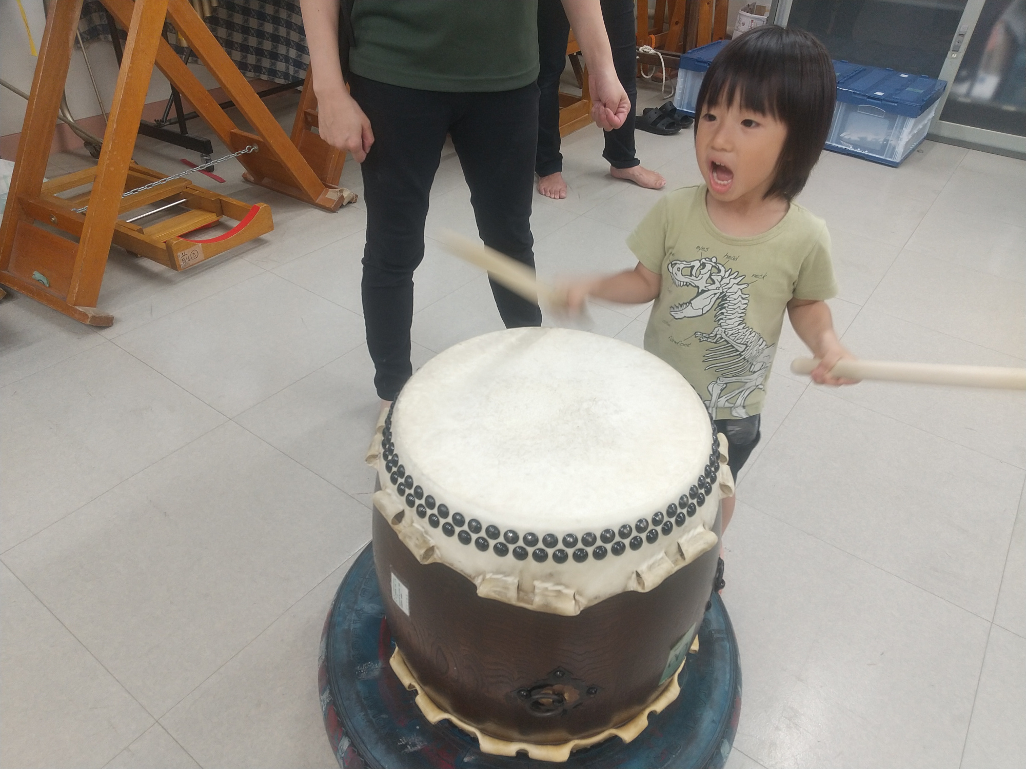 和太鼓を練習する子どもたちの様子2