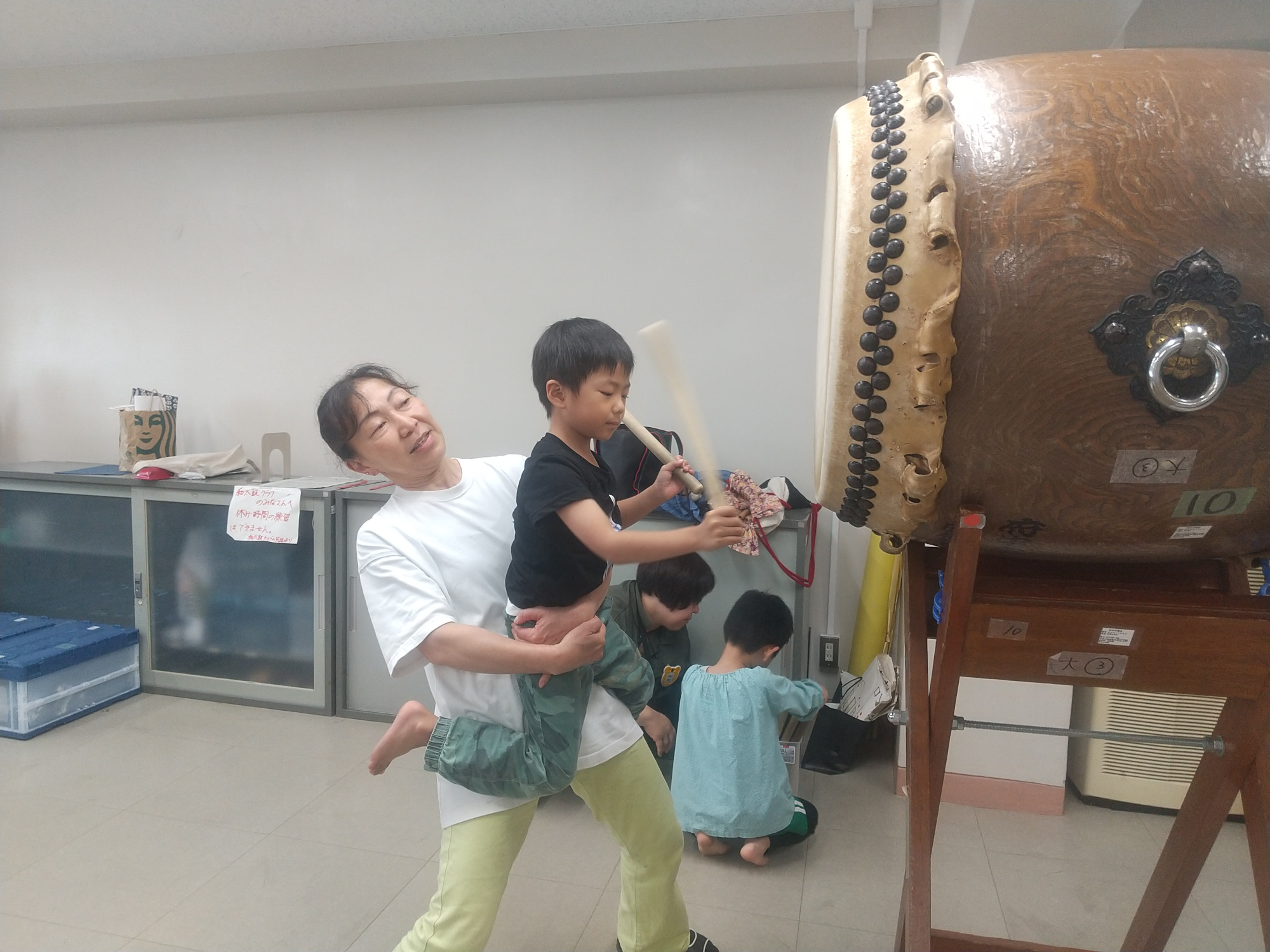 和太鼓を練習する子どもたちの様子4