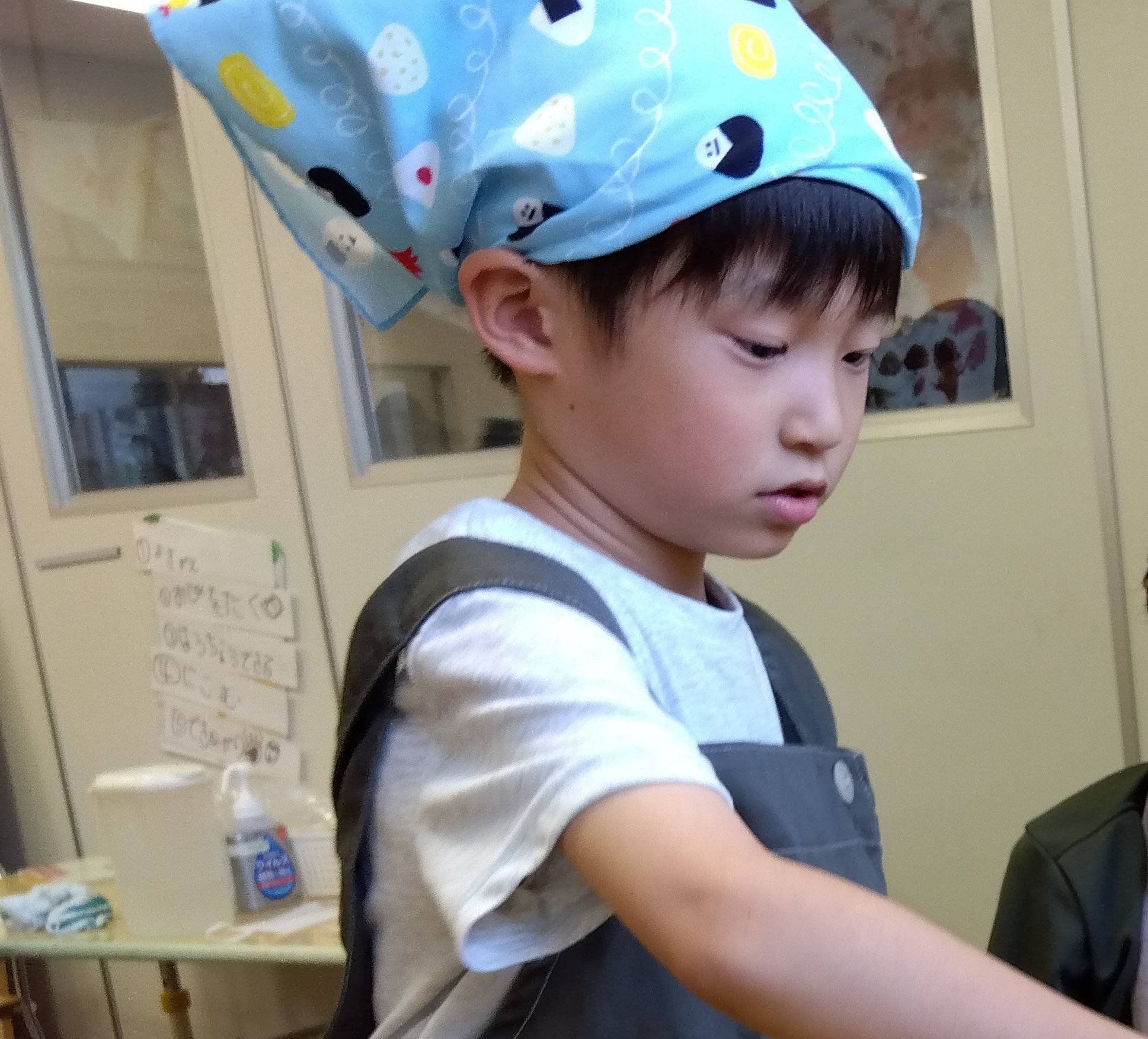 調理に臨む子ども