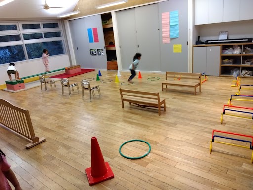 巧技台やけんけんぱで遊ぶ子どもたち