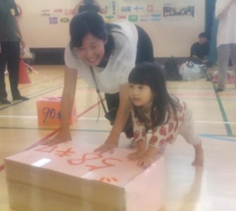 重い箱を押す遊び
