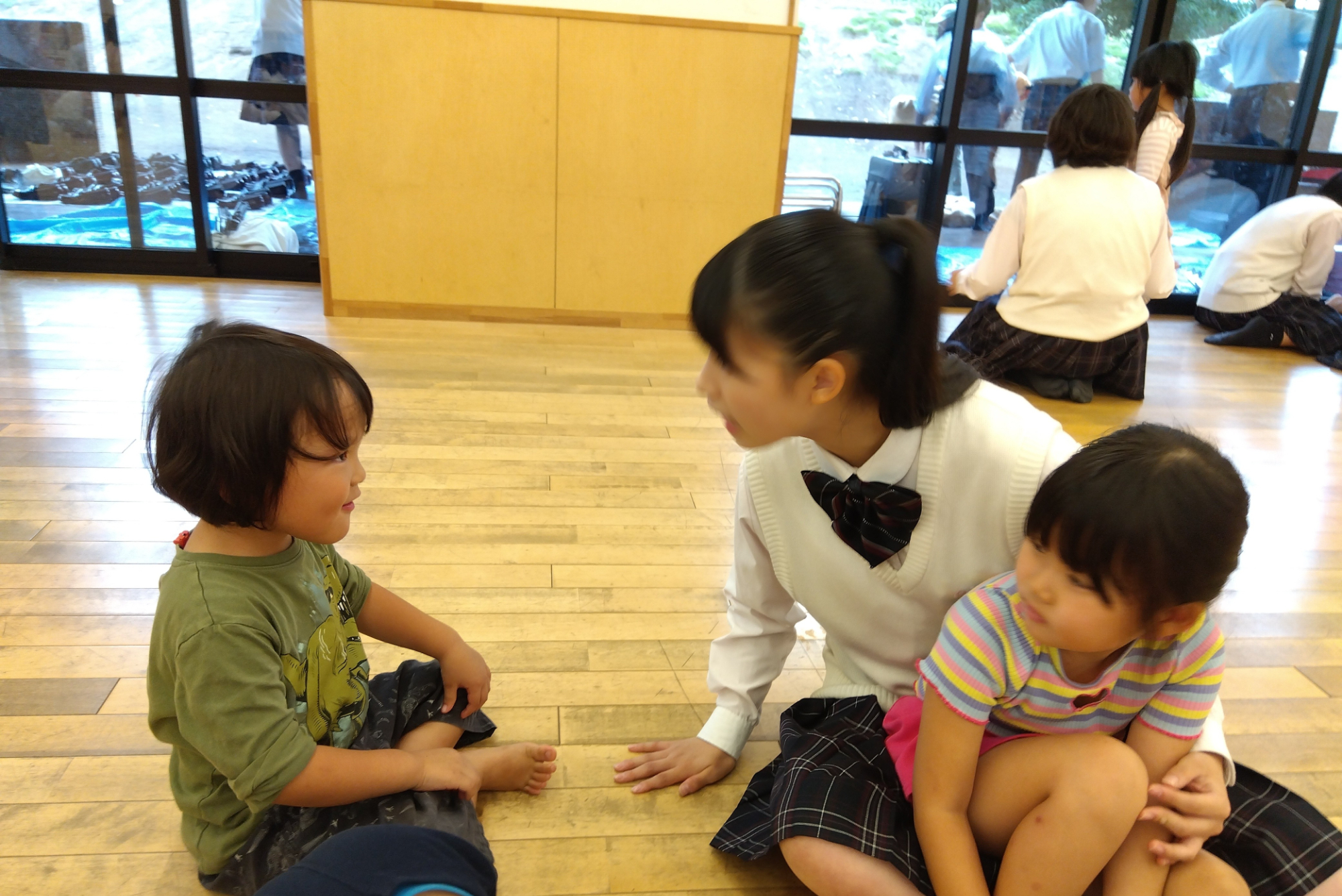 お話をする子どもと高校生