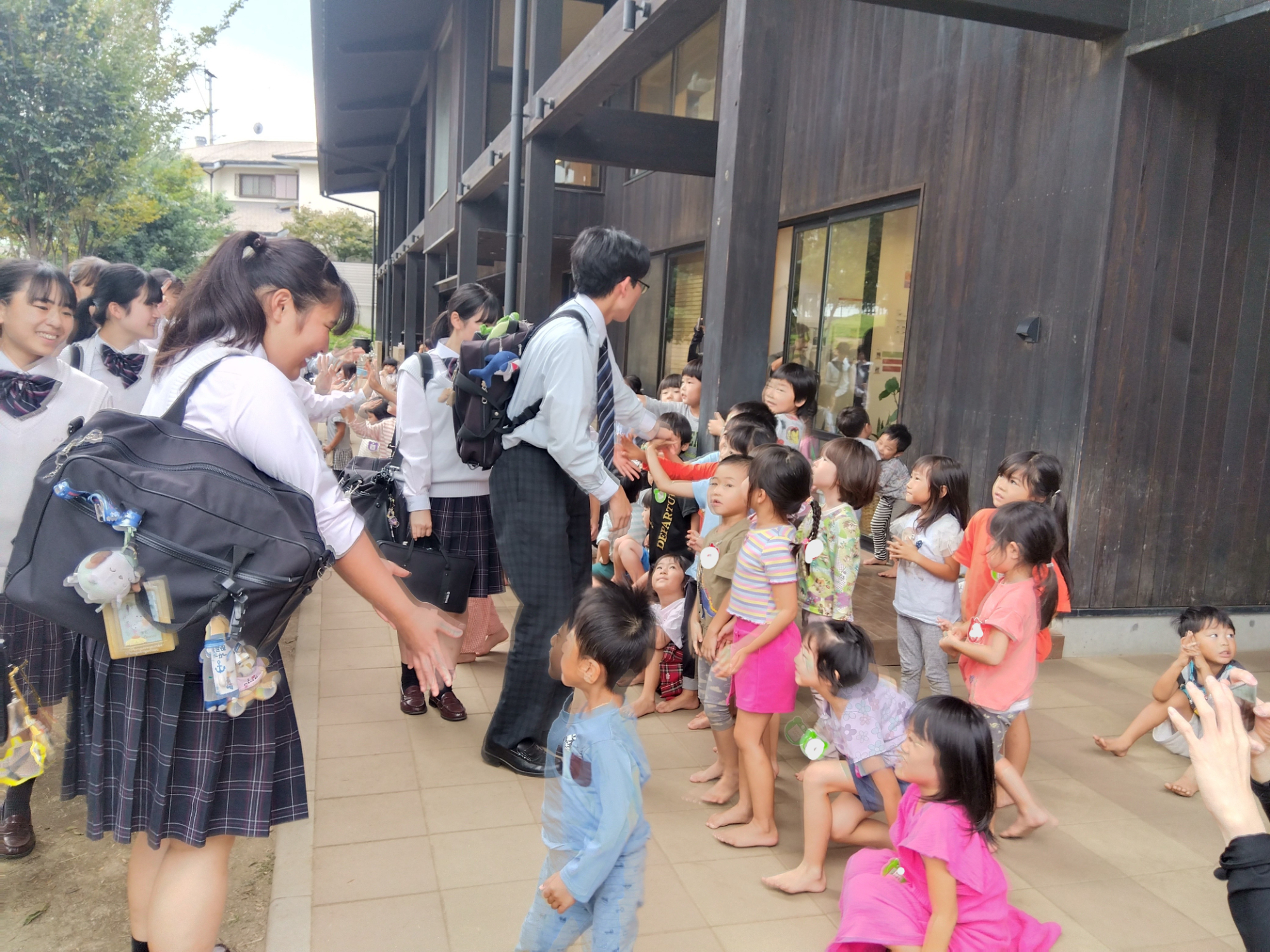 吹奏楽部の高校生を見送る子どもたちの様子