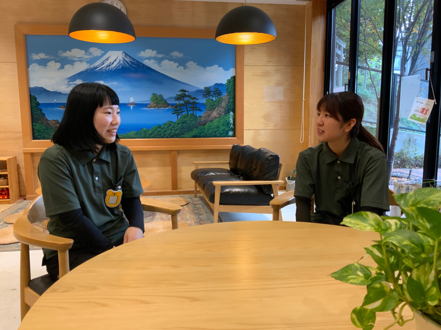 取材時に生存確認業務を行っていた堤さん(左)と石塚さん(右)