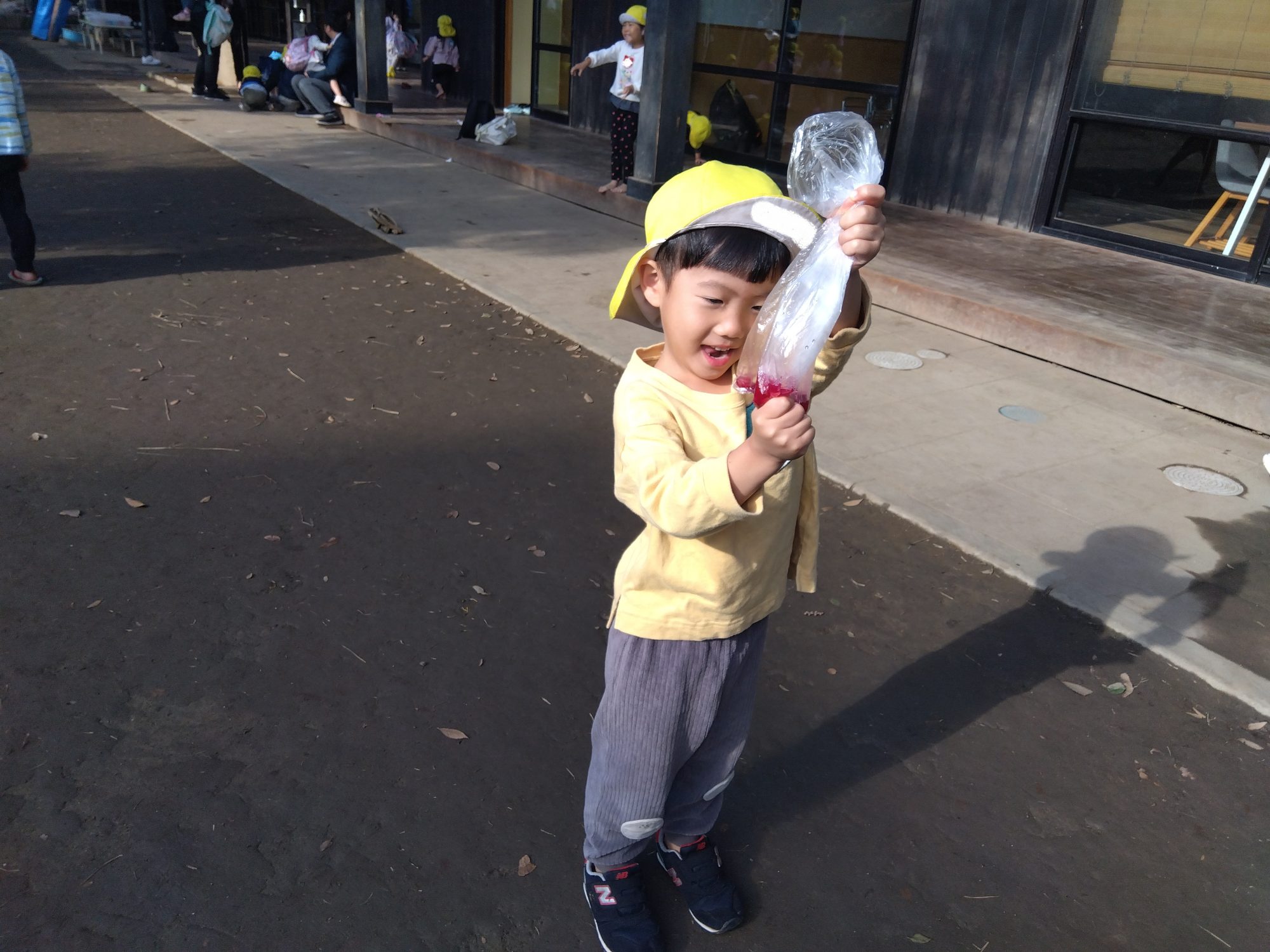 ビニール袋に花と水を入れて混ぜる子ども