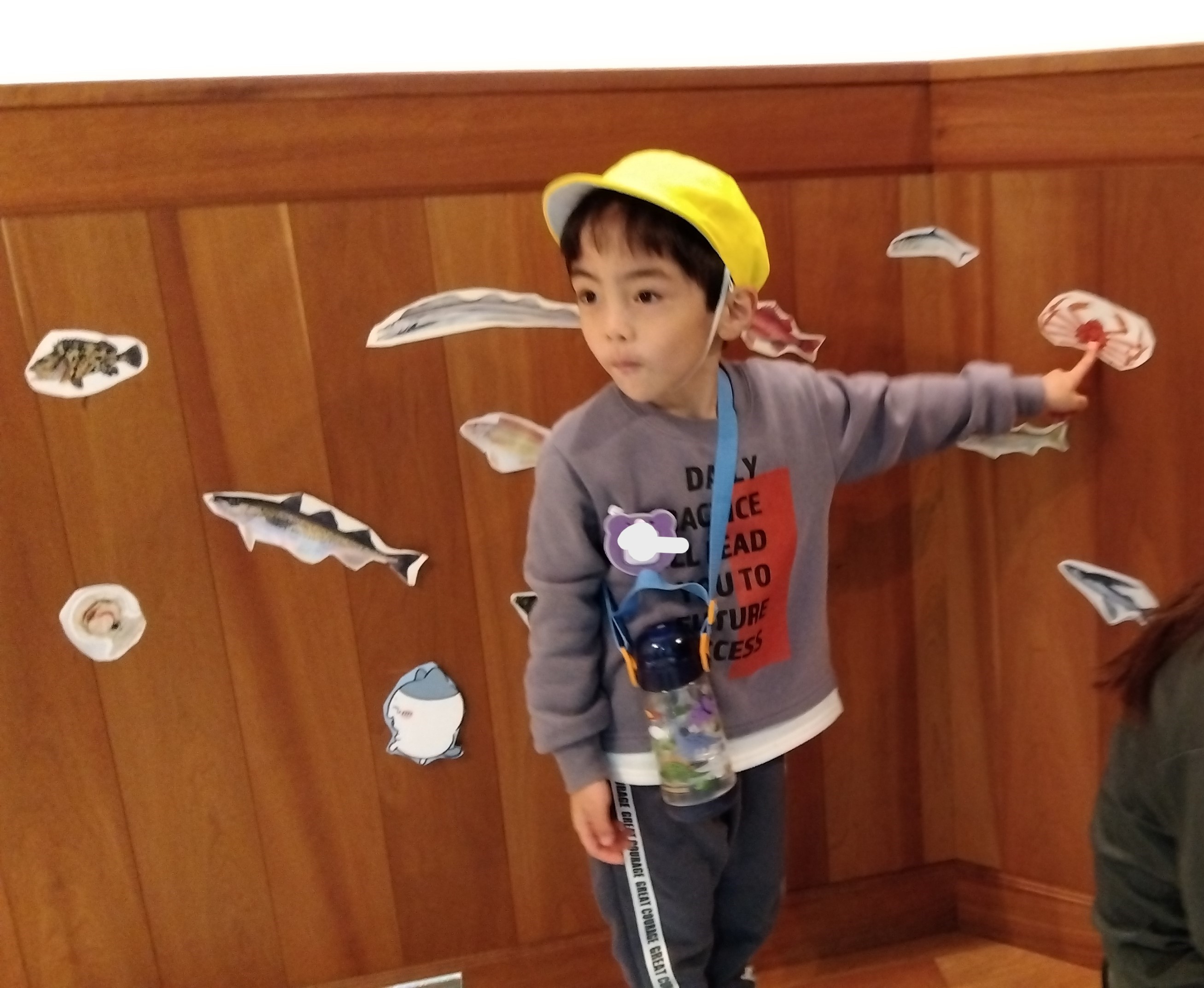 カニを見つけた子ども