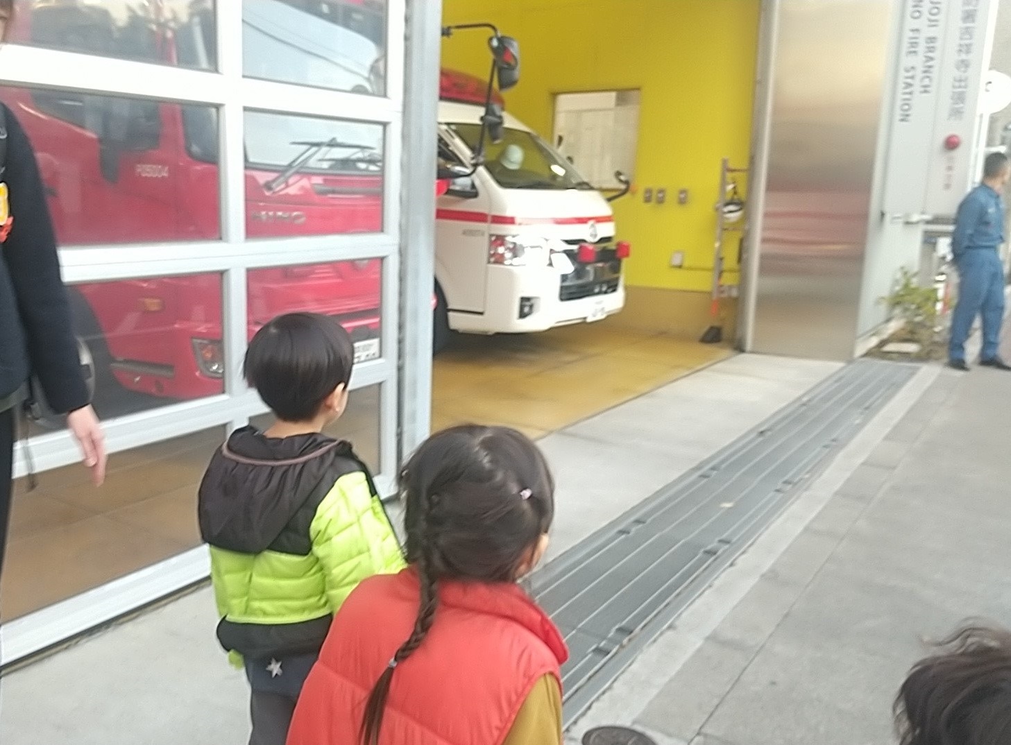 救急車が出勤する様子を見る子どもたち