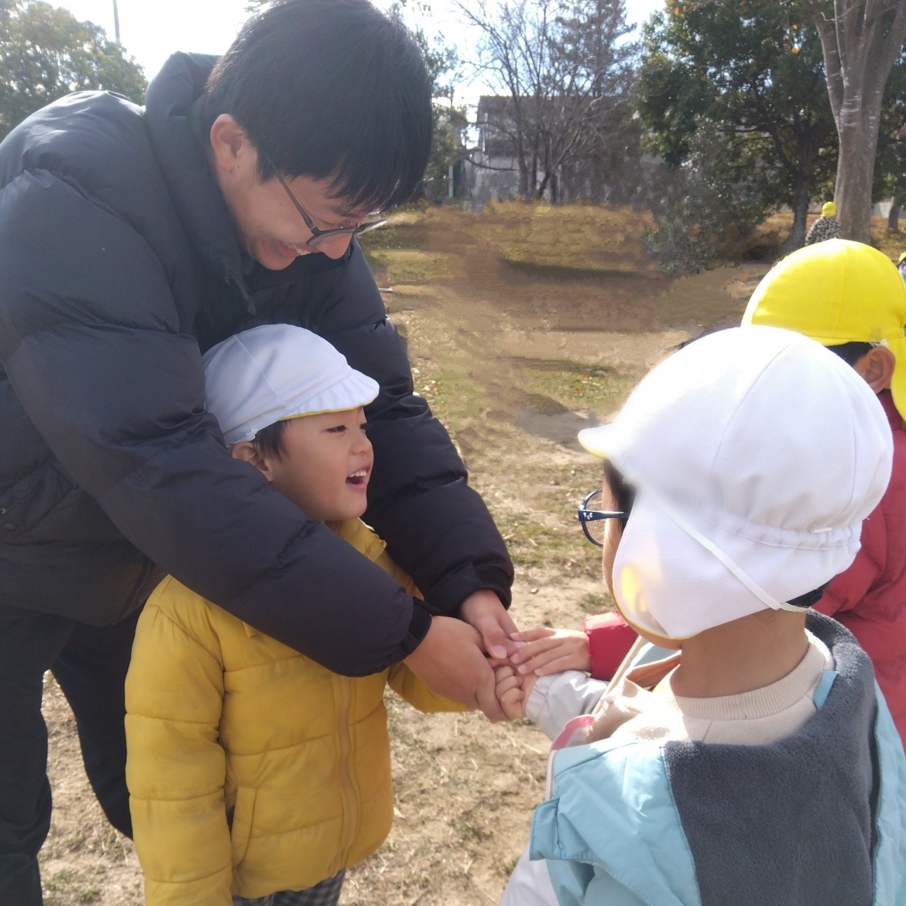 握手をする子どもたち