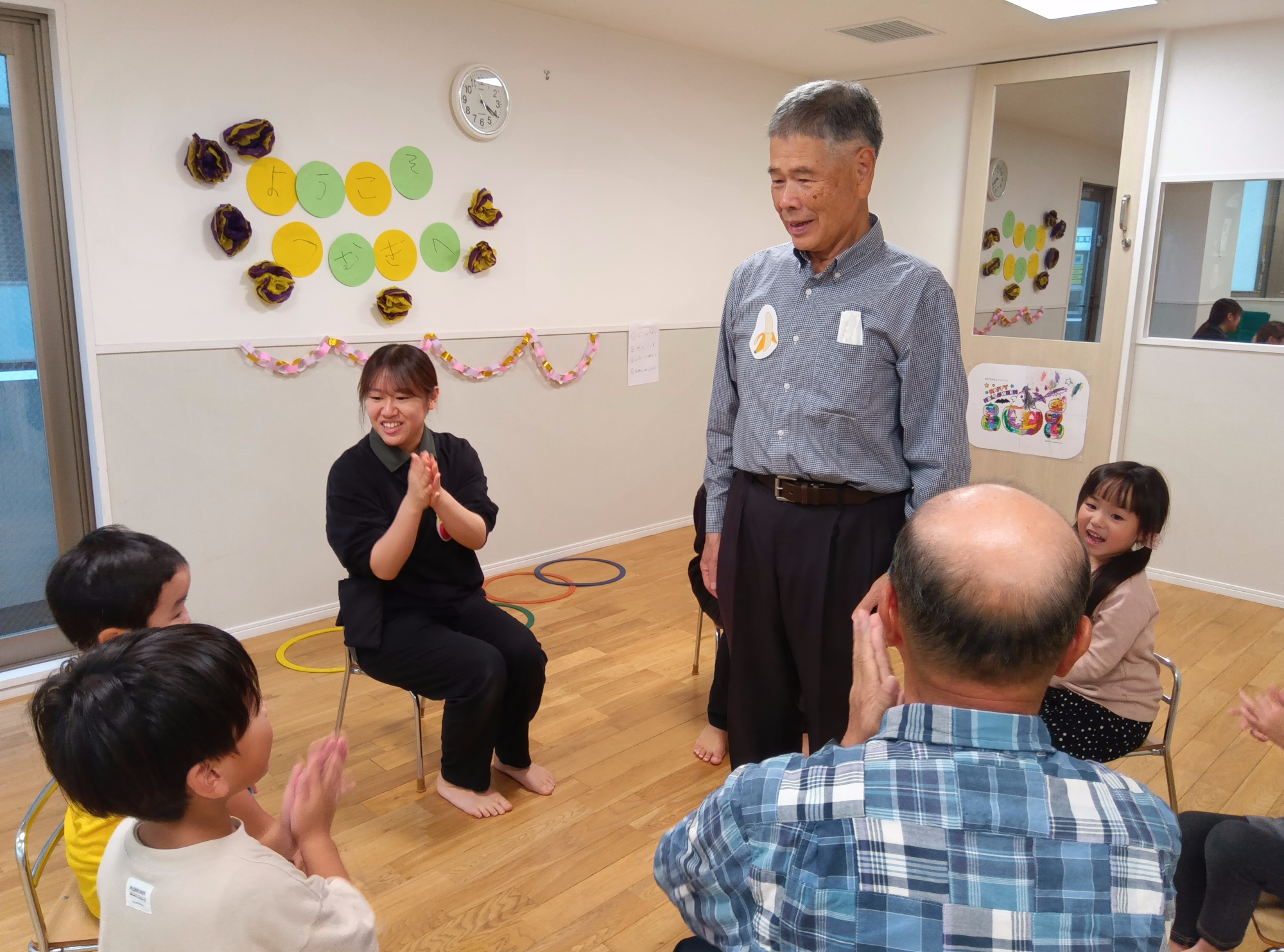 畑の先生たちと交流する様子