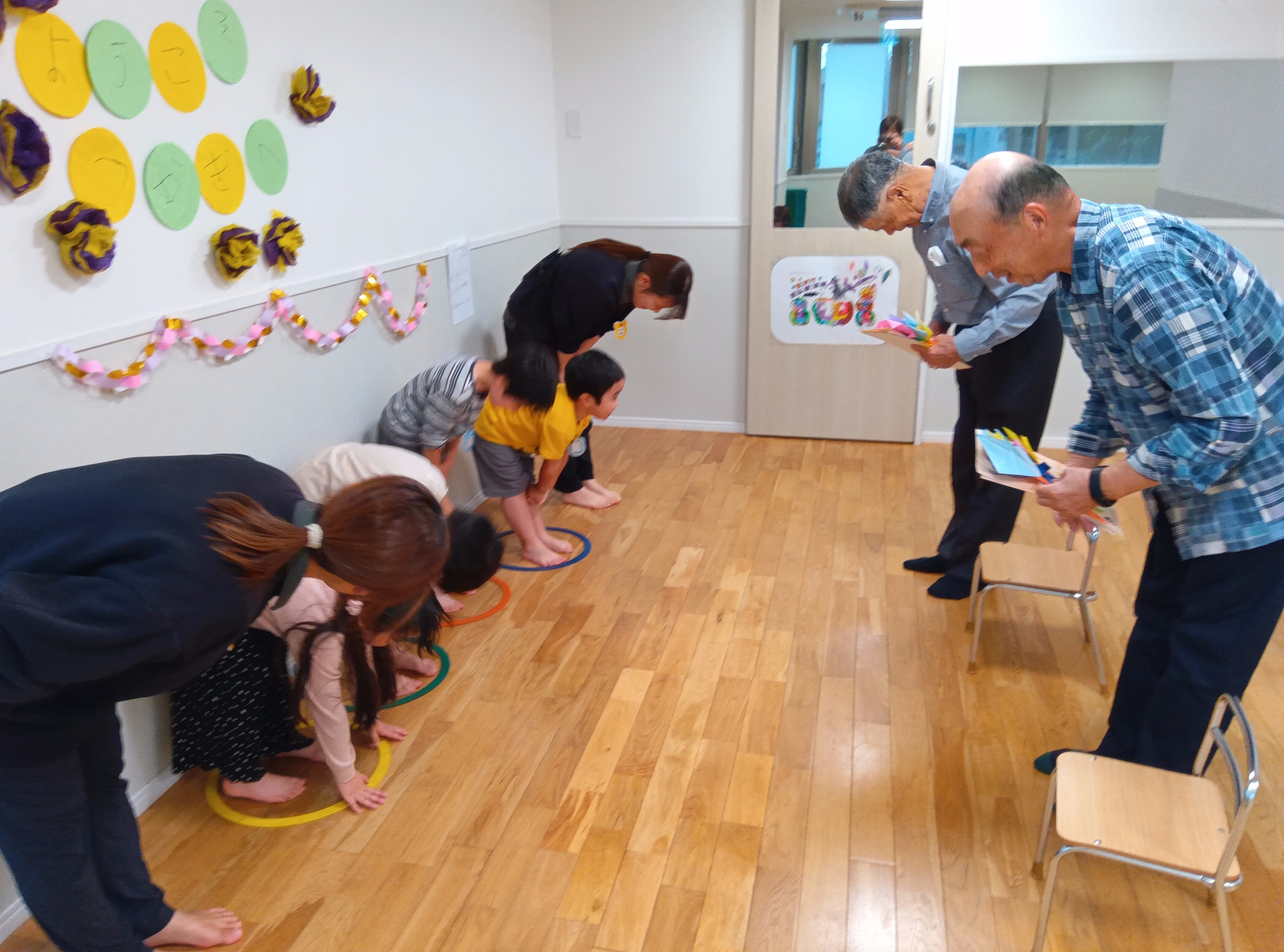 畑の先生たちと交流する様子