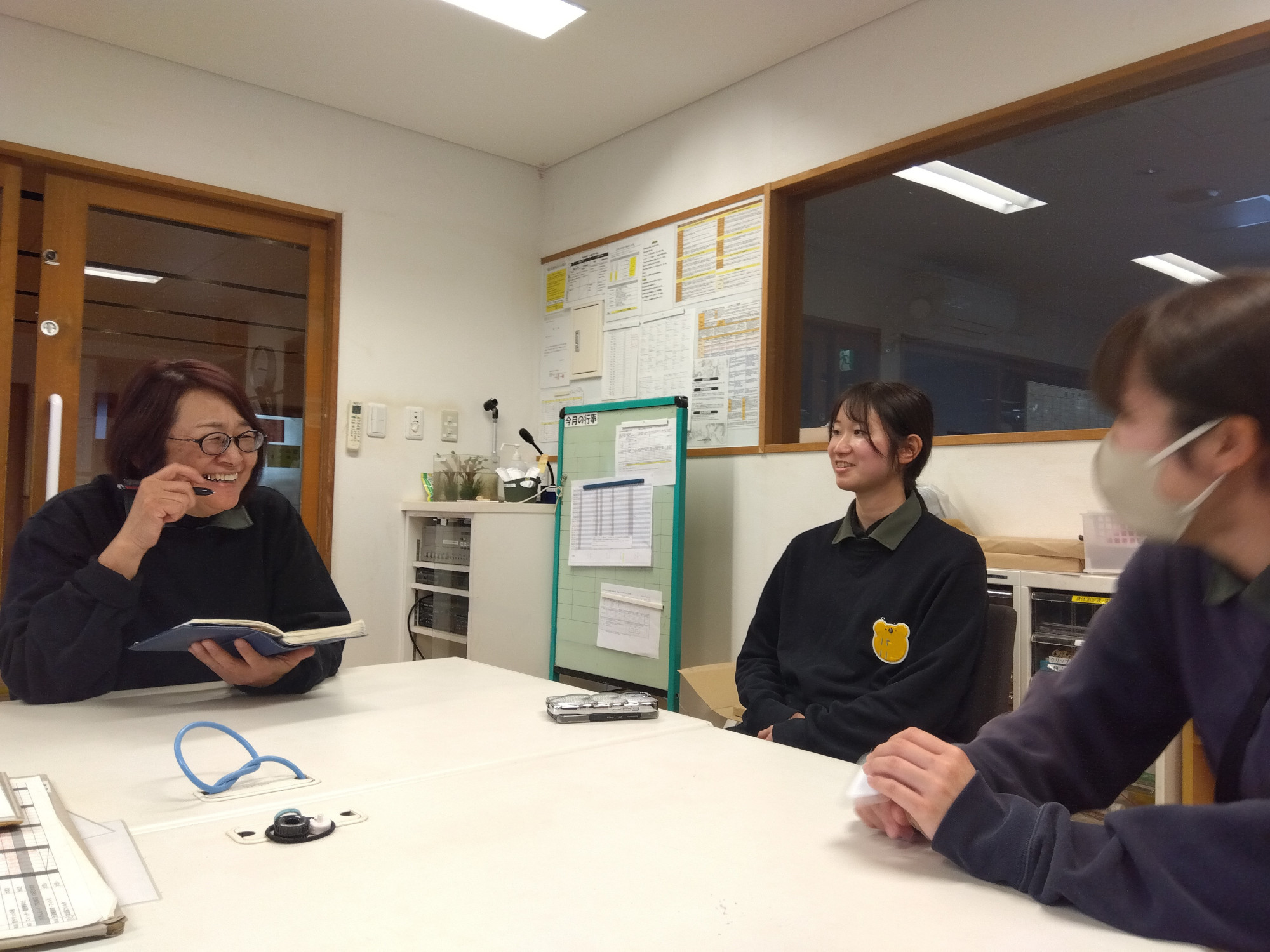 スタッフと歓談する古川さん