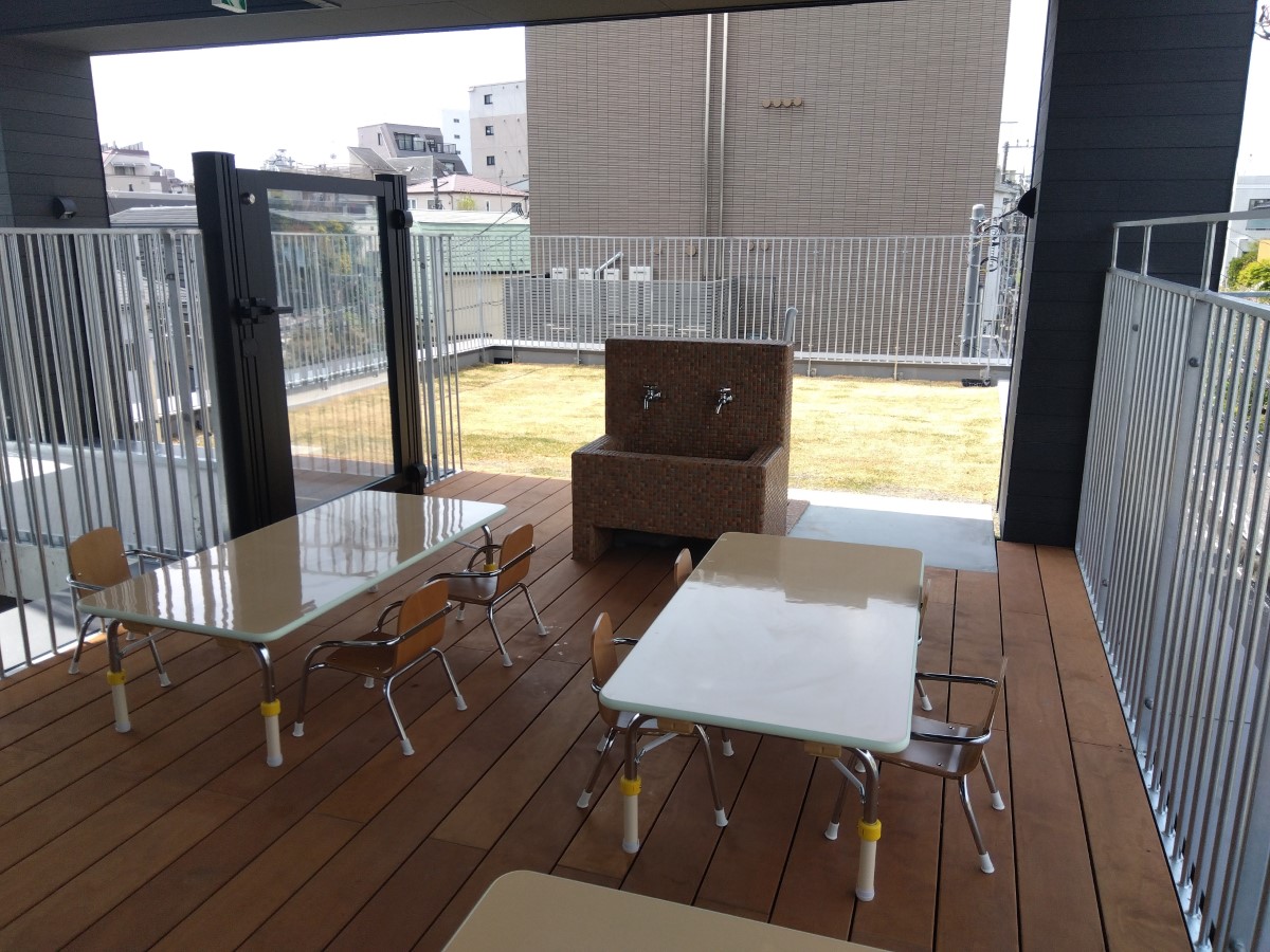 上目黒どろんこ保育園／発達支援つむぎ 上目黒ルームにあるテラス