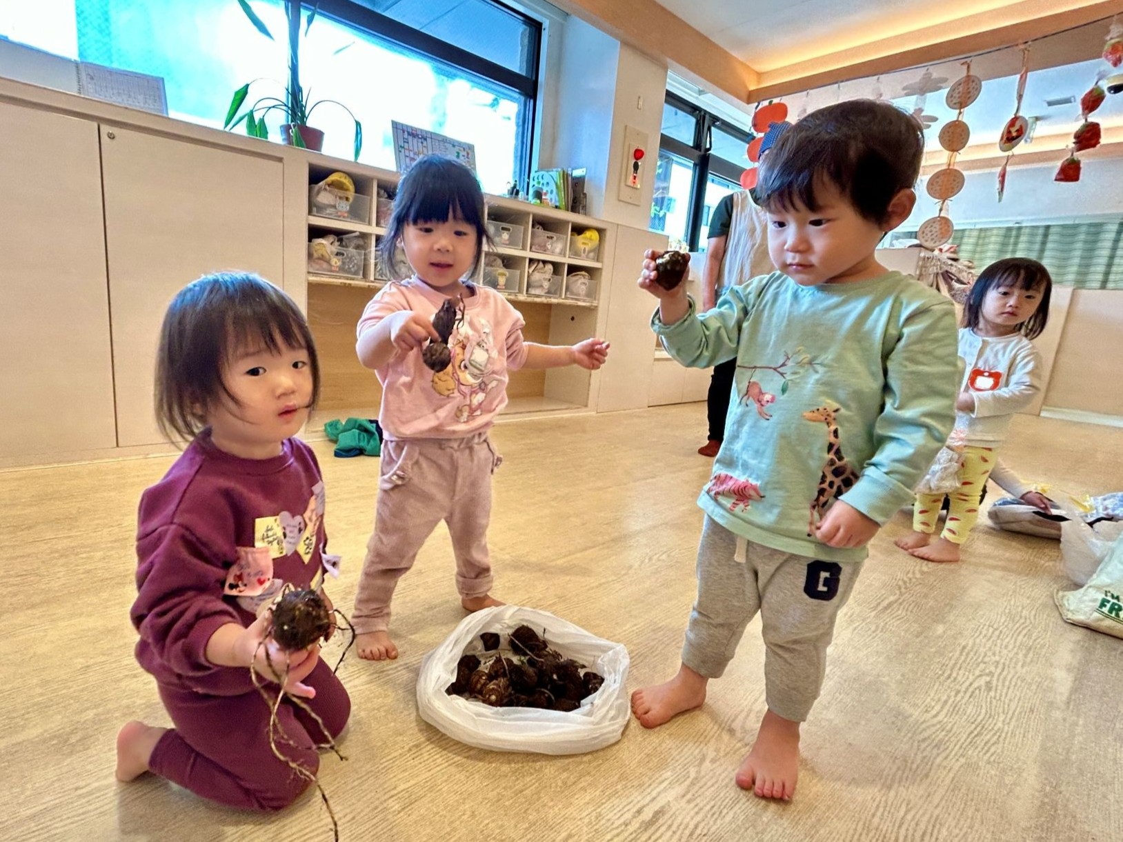 ルームの中で遊ぶ子どもたち